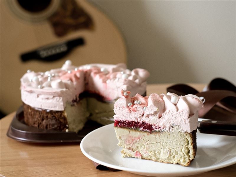 嚴選西西里開心果打造濃郁滑順巴斯克蛋糕，夾入手工莓果醬並覆上輕盈慕斯，呈現粉綠交織的層次切面，帶出堅果與莓果交融的風味。（圖／品牌業者提供）