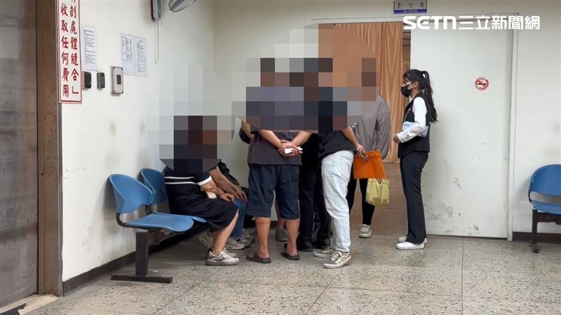 鄭女的爸媽、弟弟到場會同檢警相驗遺體。（圖／記者林昱孜攝影）