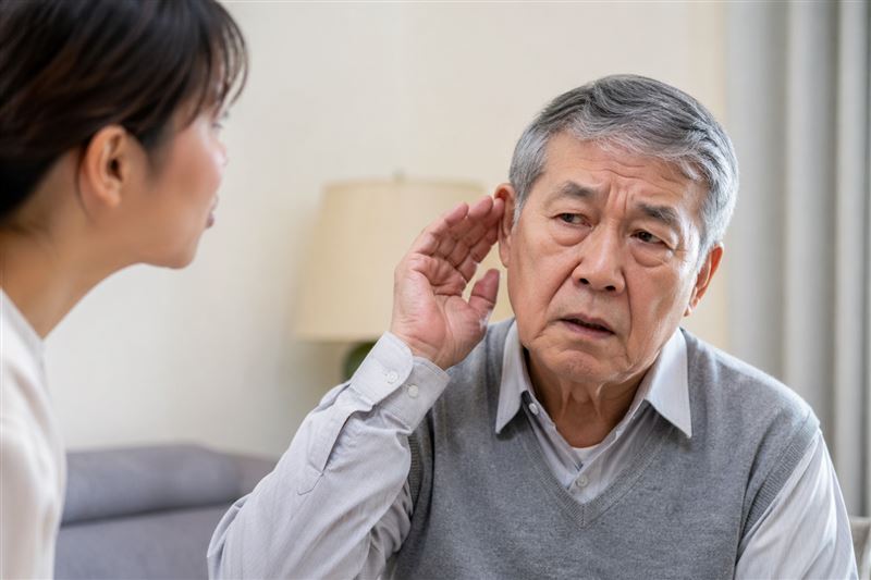 長輩重聽恐增認知退化風險，研究發現，聽損合併憂鬱，受損關聯增加4.78倍，影響腦力與生活品質。（圖／AI製圖）