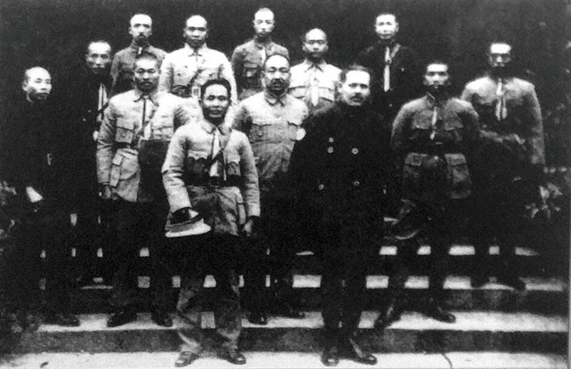 第一次國共合作（又稱聯俄容共）期間，何應欽和蘇聯顧問在廣東東征途中合影。（圖／翻攝自維基百科）