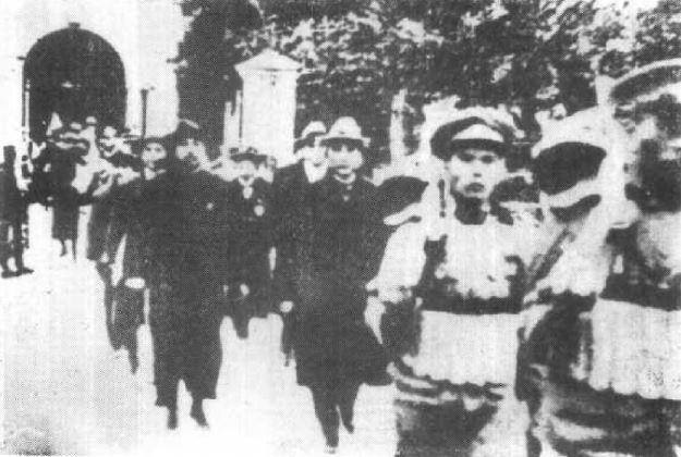1924年1月中國國民黨在廣州召開第一次全國代表大會，孫中山和李大釗步出會場的情景。（圖／翻攝自維基百科）