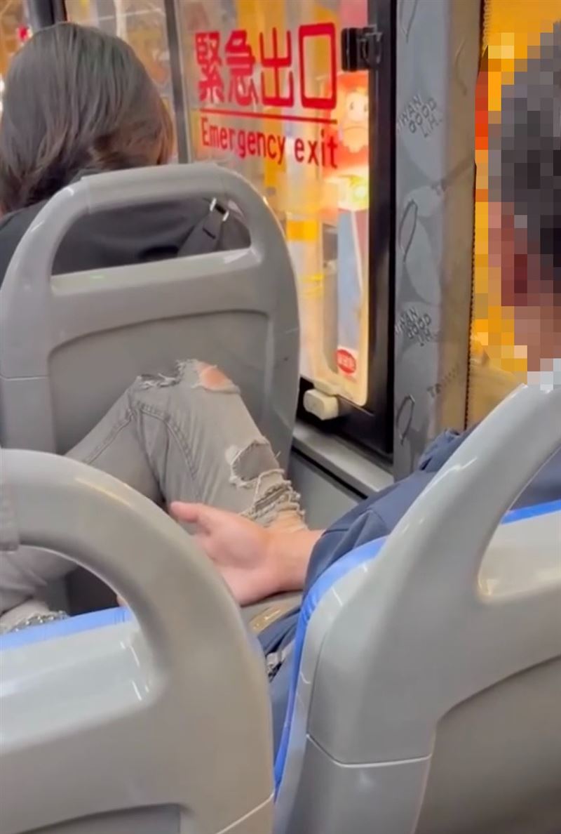 一名男子在公車上嗆學生不讓座，但自己卻佔了兩個位子。（圖／翻攝自Threads @ce_.721）