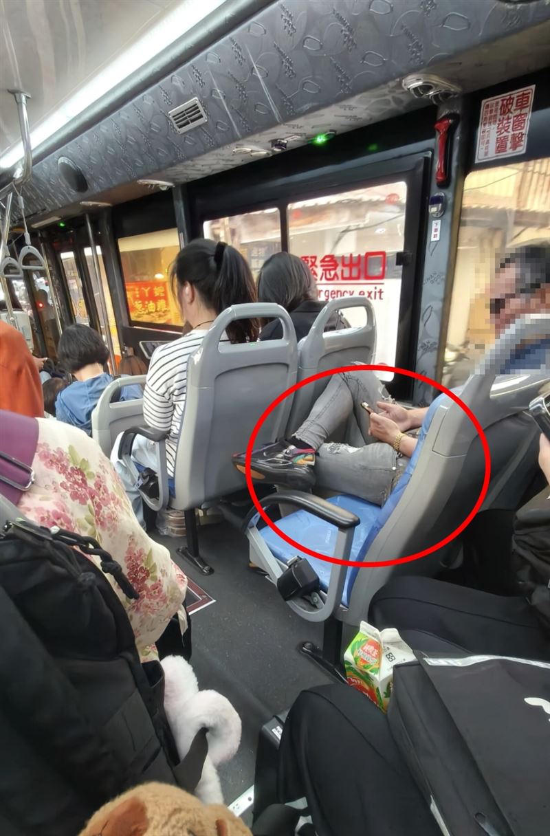 男子一人佔了兩個座位。（圖／翻攝自Threads @ce_.721）