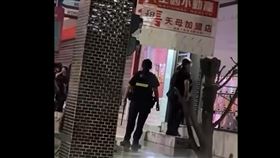 27日晚間，宜蘭縣羅東鎮主幼商場，驚傳有男子持刀，大批警力出動展開搜索。（圖／民眾提供）