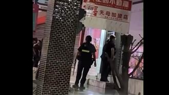 羅東主幼商場驚見持刀男！大批警持盾搜索