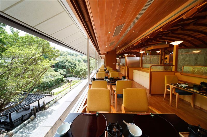 日勝生加賀屋-透過木質格柵、簷線層次與空間留白的細膩交織，呈現出和風美學含蓄且沉著的特質。（圖／飯店旅宿業者提供）