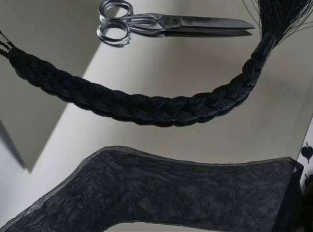 法國時裝品牌LEMAIRE宣傳照出現長辮及剪刀等,被中國網友質疑影射清末剪辮歷史。(圖/翻攝自南方網)