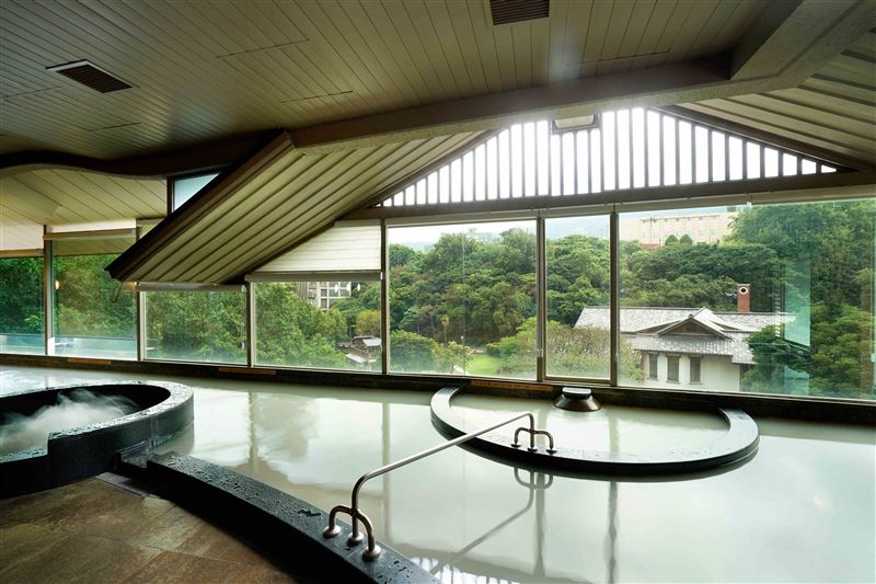 旅客在純正日式形式的大眾湯中體驗白磺泉的溫潤放鬆。（圖／飯店旅宿業者提供）