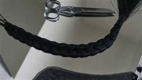 法國時裝品牌LEMAIRE宣傳照出現長辮及剪刀等，被中國網友質疑影射清末剪辮歷史。（圖/翻攝自南方網）