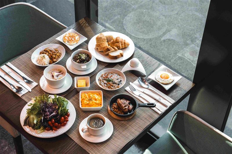 北投老爺PURE歐式餐廳早餐採半自助式，主廚嚴選當季物產結合法式烹飪工藝，提供多元的主菜選擇。（圖／飯店旅宿業者提供）