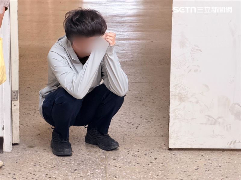 鄭女男友在殯儀館崩潰蹲地，不時偷偷拭淚。（圖／記者林昱孜攝影）
