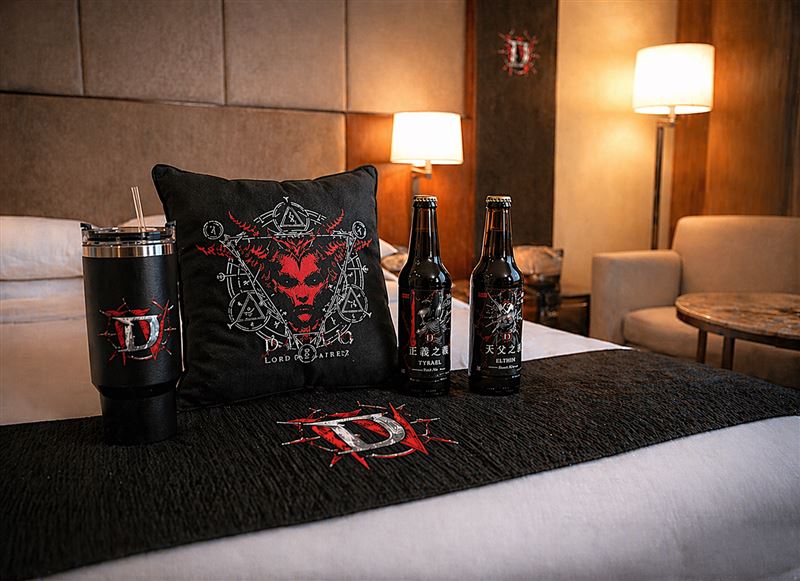 《暗黑破壞神》主題住房專案將於4月28日開放預訂，入住期間為5月30日至9月30日，雙人入住每晚7,200元起，入住即贈限定啤酒2瓶、主題冰壩杯、床尾巾、莉莉絲抱枕與隨機杯墊以及遊戲內虛擬物品。（圖／飯店旅宿業者提供）