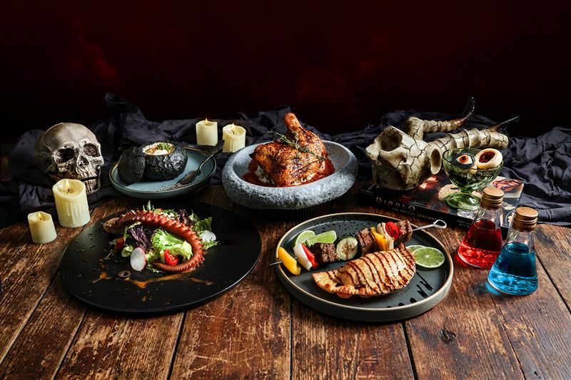 台北六福萬怡酒店推出《暗黑破壞神》主題餐「聖休亞瑞集結宴」，靈感來自官方食譜書《Diablo The Official Cookbook》，每套1,280元，活動期間共推出四套主題套餐，分階段登場。（圖／飯店旅宿業者提供）