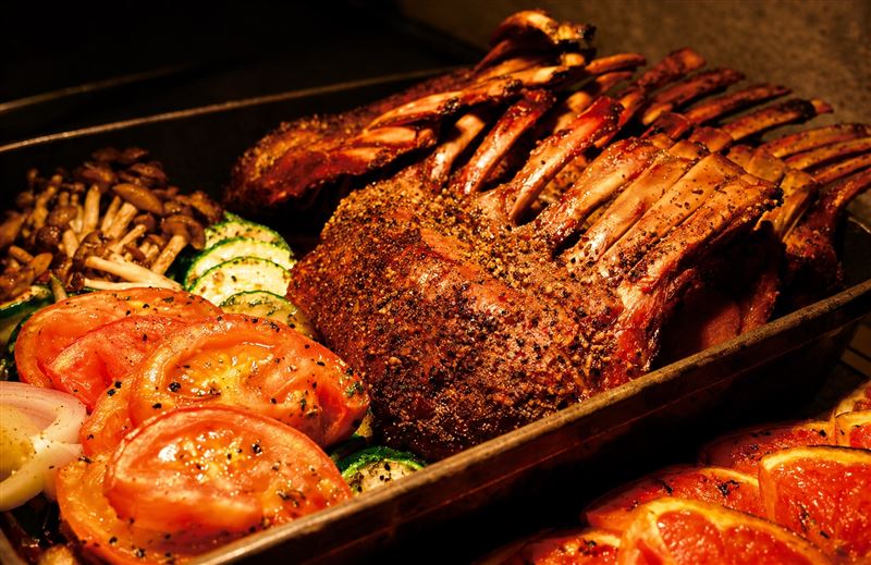 配合母親節檔期，館內餐廳亦推出期間限定餐飲活動，The Mesh Kitchen自助百匯於5月1日至5月10日共5天指定日期，推出「母親節加碼」限定料理，每人1,680元+10%，圖為小牛料理。（圖／飯店旅宿業者提供）