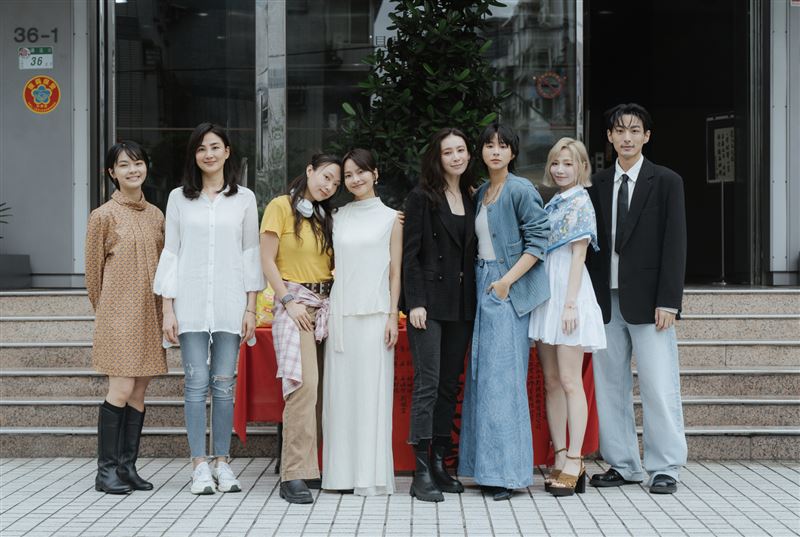 （左起）柏妍樺、洪小鈴、李雪，葉星辰、李聞熙、袁漠遙、寶兒、鍾岳軒出席GL 影集《她的唇，她的吻》開鏡儀式。（圖／有意思國際傳媒提供）