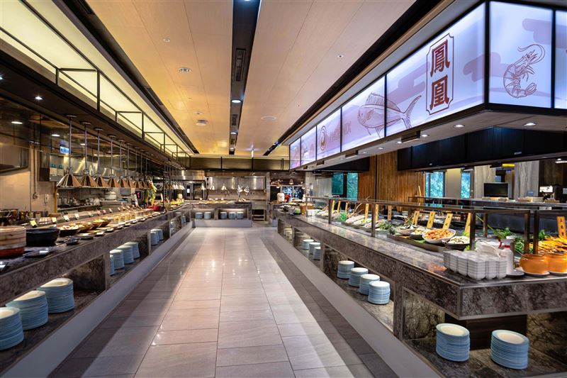 長榮鳳凰酒店（礁溪）桂冠自助餐廳推出平日早午餐餐券優惠，集結多元中西料理與精緻熱食，並提供星巴克咖啡無限暢飲。春季線上旅展期間餐券優惠價768元，享買十送一，平均每張698元。（圖／飯店旅宿業者提供）