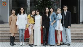 （左起）柏妍樺、洪小玲、李雪，葉星辰、李聞熙、袁漠遙、寶兒、鍾岳軒出席GL 影集《她的唇，她的吻》開鏡儀式。（圖／有意思國際傳媒提供）