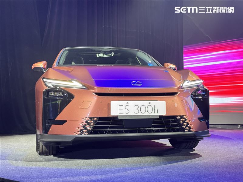 ES 300h搭載2.0升油電系統，擁有197匹綜效馬力。（圖／記者鍾釗榛攝影）