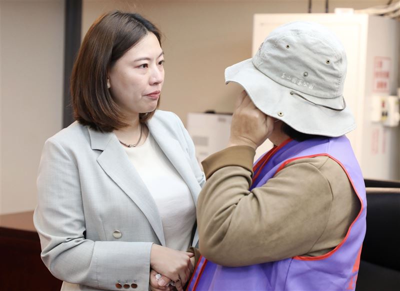 台灣勞動派遣產業工會副秘書長鄭中睿、北市議員何孟樺（圖左）陪同前北一女前委外人員（圖右）召開記者會，指控北一女違反多項勞基法。（圖／台灣勞動派遣產業工會提供）