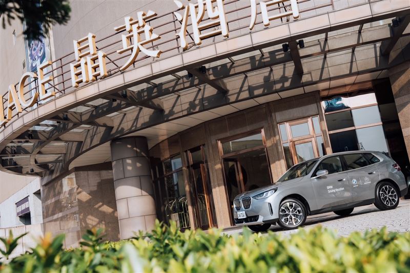 蘭城晶英酒店針對BMW主題房推出專屬住房專案，入住期間可免費駕乘BMW X3豪華運動休旅車探索宜蘭山海景致。（圖／飯店旅宿業者提供）