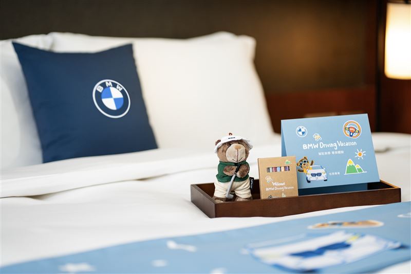 蘭城晶英酒店為主題房旅客準備BMW小熊絨毛布偶或雄獅聯名兒童蠟筆組專屬迎賓好禮，為親子假期增添驚喜。（圖／飯店旅宿業者提供）