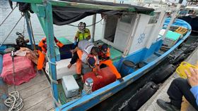 富岡港老船長釣魟魚遭刺傷腳　忍痛開船回港求援台東市富岡漁港資深滕姓船長28日中午在太麻里海域作業時，釣上一尾魟魚，卻不慎遭魟魚刺傷左腳掌，他忍痛獨自將船開回富岡港，海巡人員將其揹出船艙，由消防人員進行初步治療後送醫。（民眾提供）中央社記者盧太城台東傳真　115年4月28日