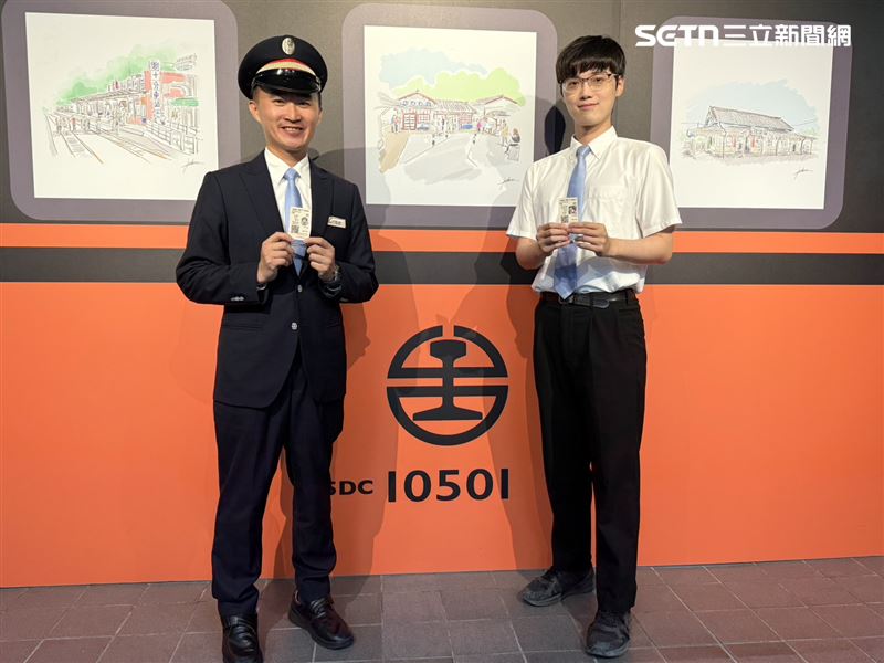這波爆紅車票，來自白沙屯站站長吳信毅（左）發想與負責繪圖的白沙屯站站員陳揚（右）。（圖／記者李育道攝影）