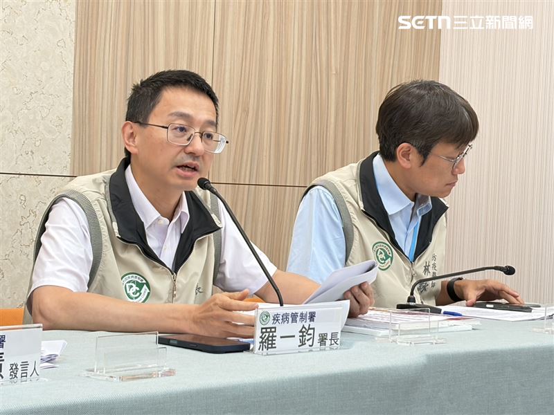 疾管署長羅一鈞(左)將說明漢他病毒採檢情形。(圖/記者簡浩正攝影)