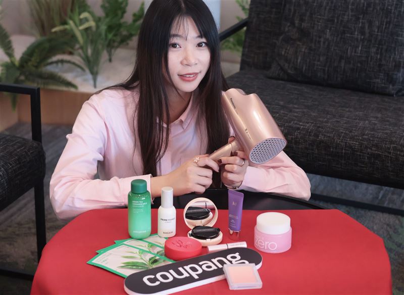 Coupang酷澎母親節人氣美妝滿額現折，還有水離子吹風機等優質商品皆能一站購足。（圖／品牌業者提供）