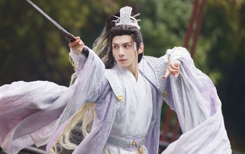 羅雲熙在《水龍吟》中挑戰多變且華麗的造型。（圖／翻攝自微博）