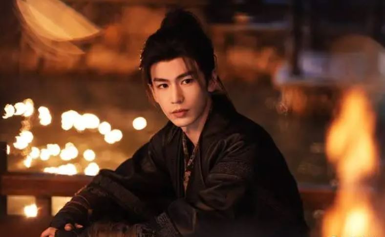 張凌赫在《逐玉》中，完美演繹了何謂「天選戰神」。（圖／翻攝自微博）