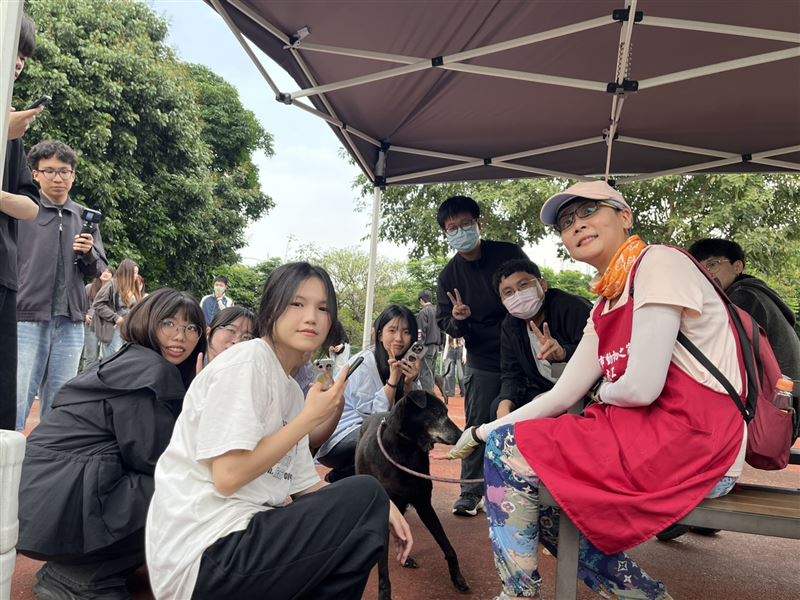 一堂沒有課本的課！東海大學參訪板橋動物之家，看見流浪動物背後的公共議題。（圖／新北市政府提供）