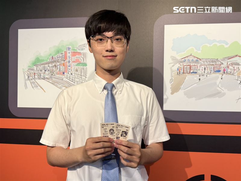 陳揚說明，白沙屯版本因車站設有三尊Q版媽祖，設計上延續Q版造型，並融入海浪元素呼應臨海特色；大甲版本則採較寫實方式呈現，透過留白與神情刻畫展現莊嚴氛圍，畫面中還藏有鳳凰圖樣作為彩蛋。（圖／記者李育道攝影）