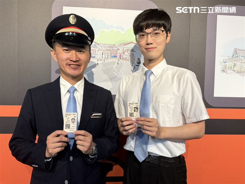 38歲的白沙屯站站長吳信毅（左）在台鐵服務超過12年，長期觀察車站與媽祖文化的連結，進而思考如何透過車票呈現地方特色；負責繪圖的白沙屯站站員陳揚今年30歲（右）則具美術背景，為了讓圖案能在有限解析度下清晰呈現，歷經1個多月反覆試印與修正，才完成這款引發搶購的設計。（圖／記者李育道攝影）