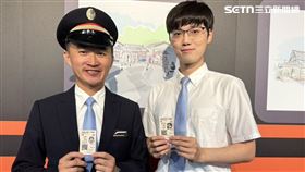 這波爆紅車票，來自白沙屯站第一線站務人員的發想與設計。38歲的站長吳信毅在台鐵服務超過12年，長期觀察車站與媽祖文化的連結，進而思考如何透過車票呈現地方特色；負責繪圖的白沙屯站站員陳揚則具美術背景，為了讓圖案能在有限解析度下清晰呈現，歷經1個多月反覆試印與修正，才完成這款引發搶購的設計。（圖／記者李育道攝影）