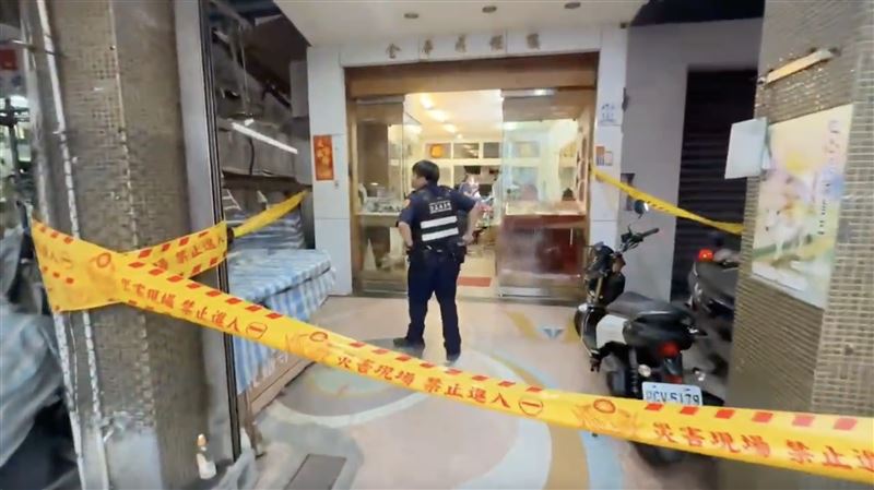 宜蘭羅東中正路上某銀樓遭不明人士搶劫。（圖／翻攝畫面）