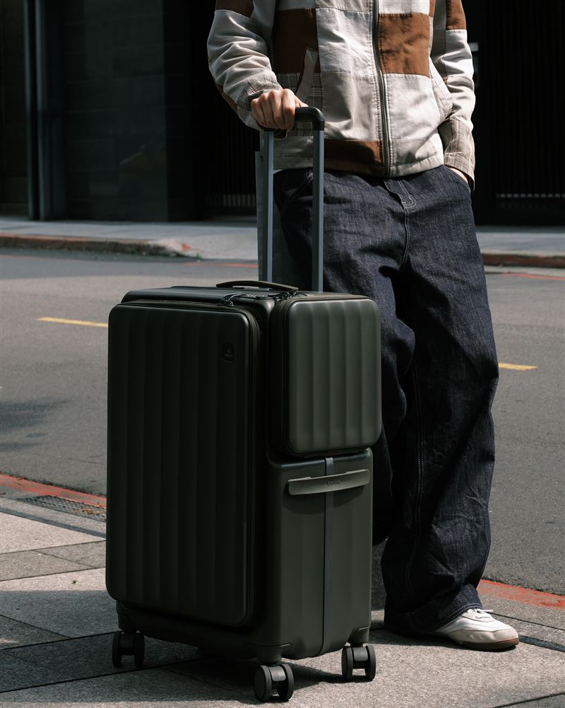 CROWN WAVE側袋箱登場，讓城市移動成為日常風格的一部分。（圖／品牌業者提供）