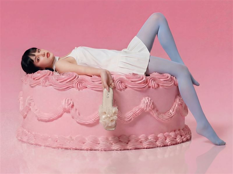 東笙集團瞄準多元風格需求，針對即將來臨的母親節推出主題企劃。圖為TAS立體雪紡花瓣水鑽點綴涼拖鞋，售價3,280元。（圖／品牌業者提供）