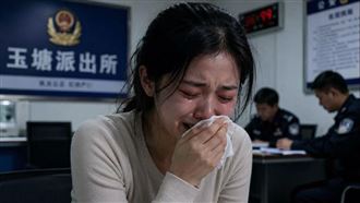 制止吸菸竟被警方「裸檢」羞辱！全網炸鍋