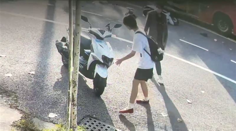 戴女與遊覽車司機對話時不斷比手畫腳，疑似正在爭論。（圖／翻攝畫面）