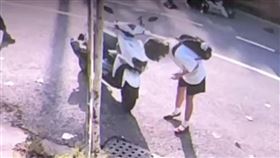 育平派出所,遊覽車,安平,台南,安南區,遊覽車,車禍,女警（圖／翻攝畫面）