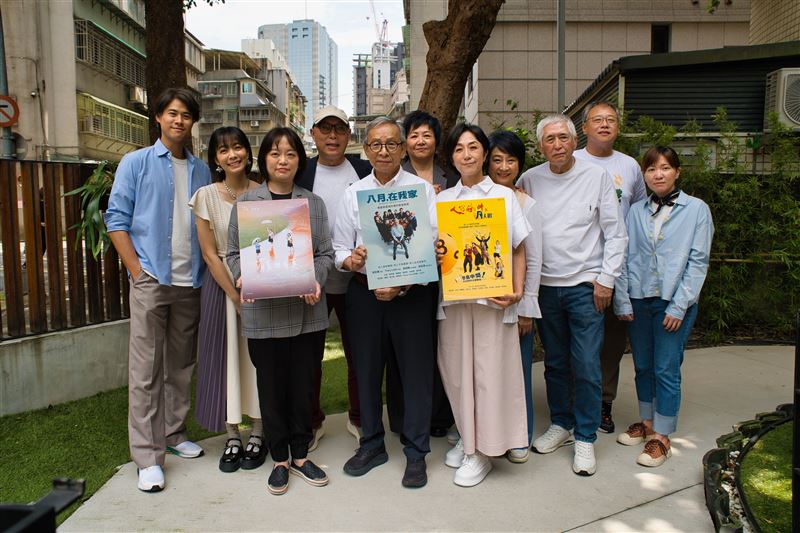 黃韻玲（右五）卸任北流董事長，新動向曝光。（圖／綠光創藝提供）