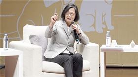 蔡英文吐總統8年任內大多數壓力中做決定　曝決策需4關鍵：不是冷冰冰計算。（圖／翻攝蔡英文Threads）