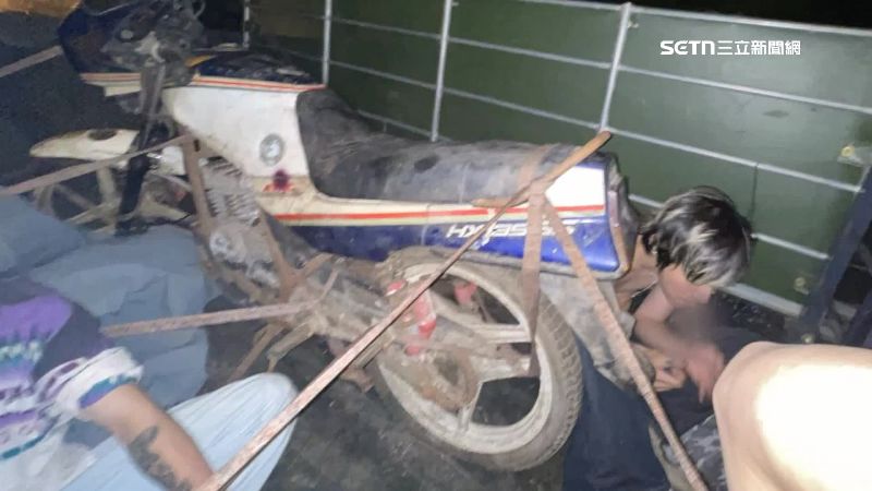 一群大學生集資6千元，入手古董檔車