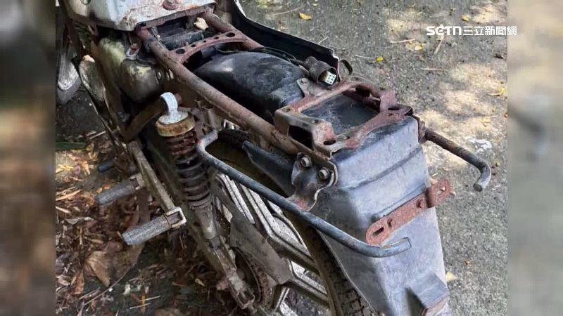 機車尾部被拆得光禿禿