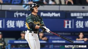 中職37年例行賽，台鋼雄鷹左外野手王柏融右外野深遠飛球在全壘打牆前被接殺。（圖／記者劉彥池攝影）
