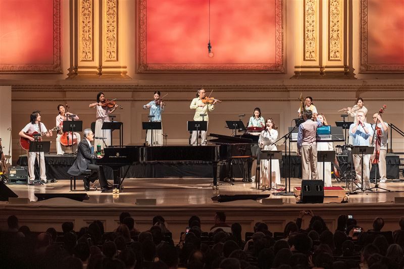 羅大佑經典曲目連發，歌迷散場搭火車竟一路大合唱，氣氛溫馨。（圖／大右音樂提供）