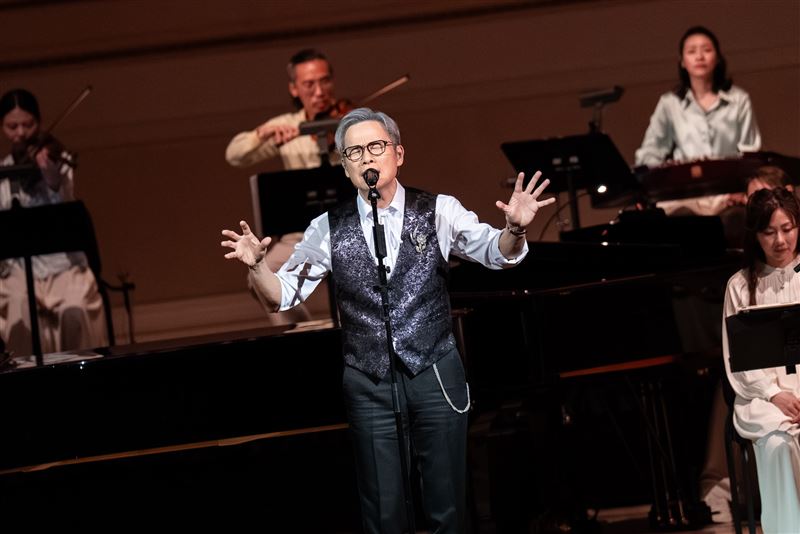 羅大佑與春龍交響樂團首度站上卡內基音樂廳，即創下完售佳績。（圖／大右音樂提供）