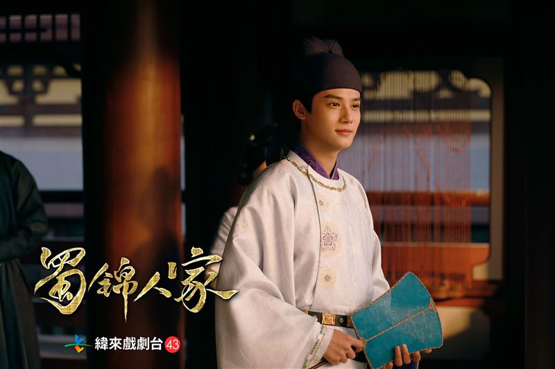 為了呈現角色的風流倜儻，鄭業成故意扇不離手。（圖／緯來戲劇台提供）