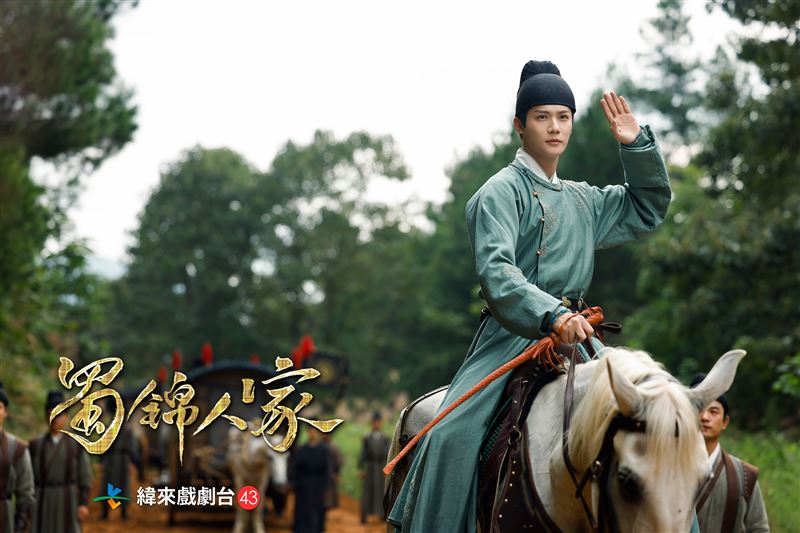 鄭業成騎馬騎到手破皮。（圖／緯來戲劇台提供）